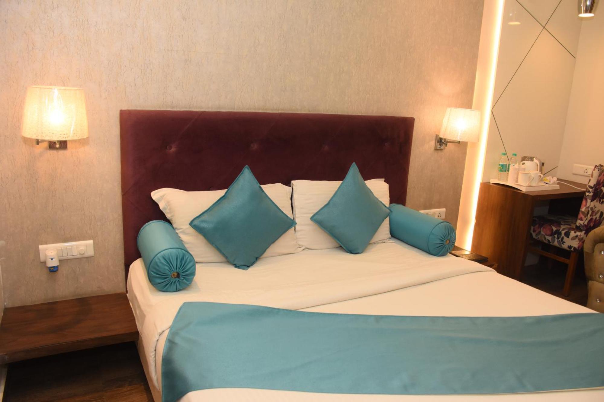 Hotel Gurveer Royal Lucknow Bagian luar foto
