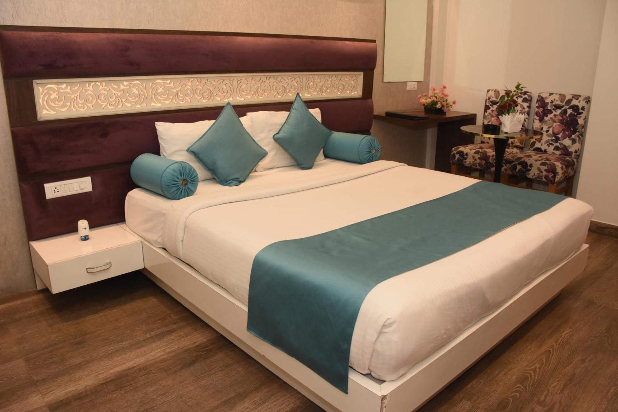 Hotel Gurveer Royal Lucknow Bagian luar foto