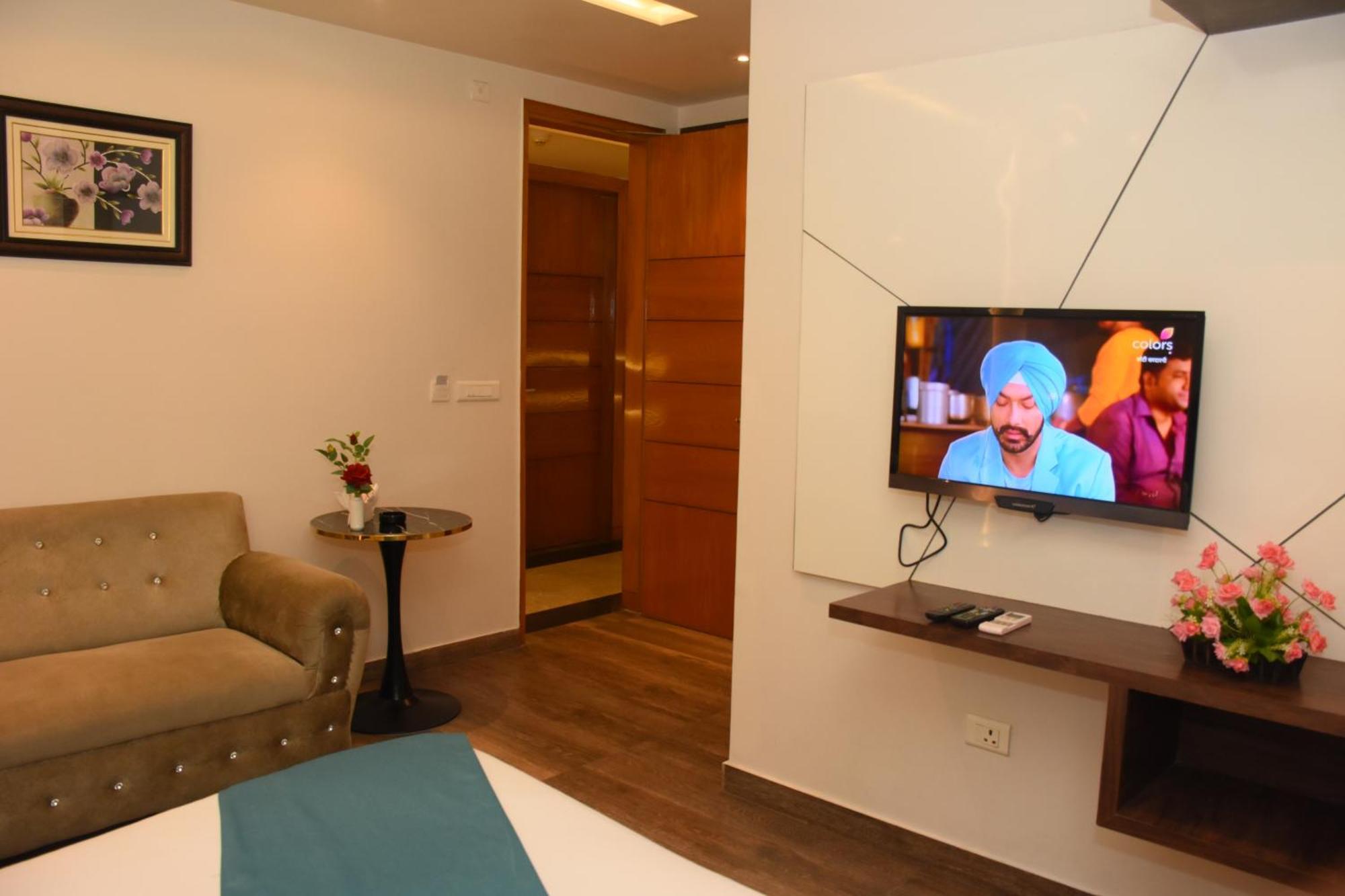 Hotel Gurveer Royal Lucknow Bagian luar foto