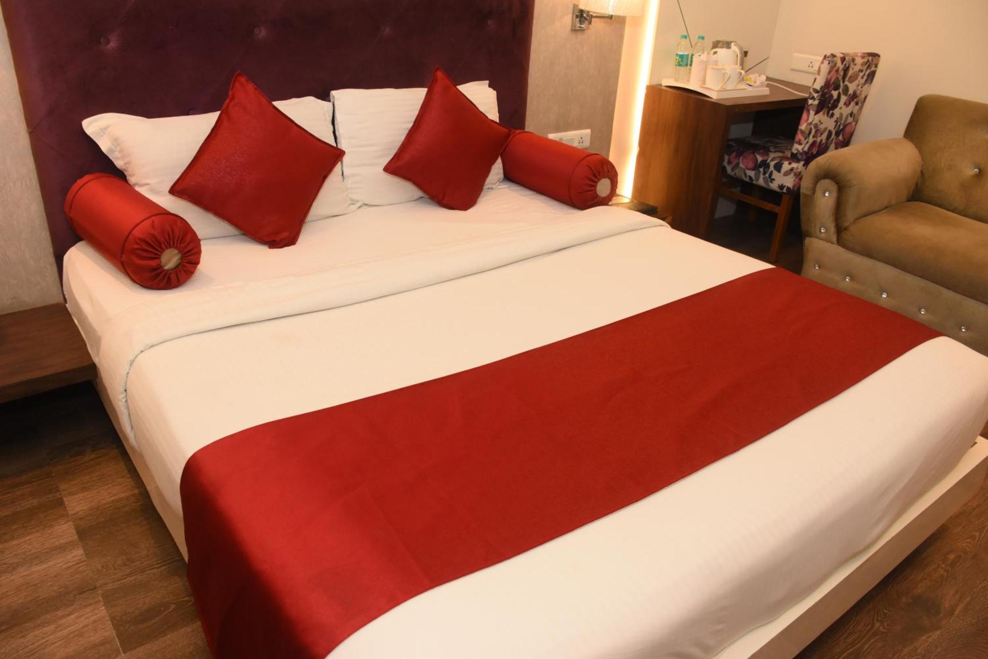 Hotel Gurveer Royal Lucknow Bagian luar foto