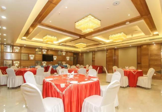 Hotel Gurveer Royal Lucknow Bagian luar foto