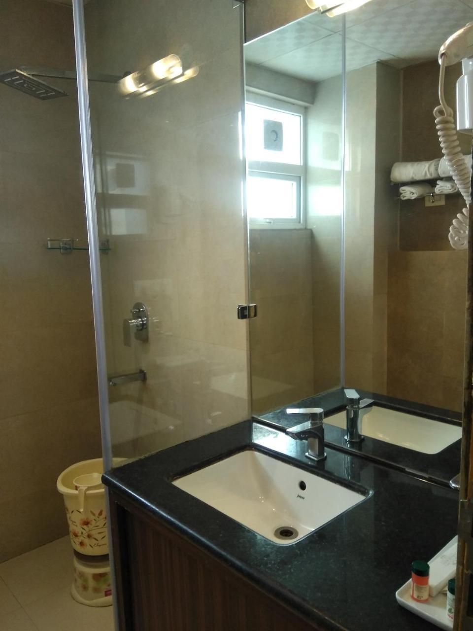 Hotel Gurveer Royal Lucknow Bagian luar foto