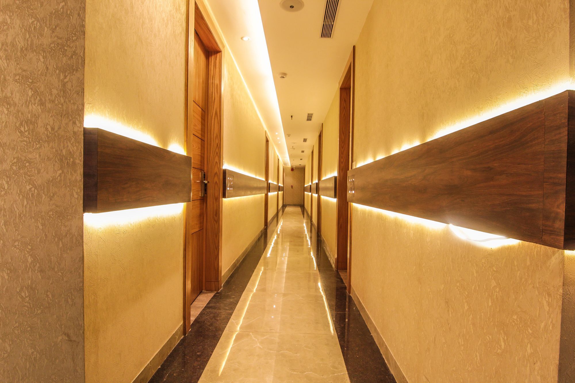 Hotel Gurveer Royal Lucknow Bagian luar foto