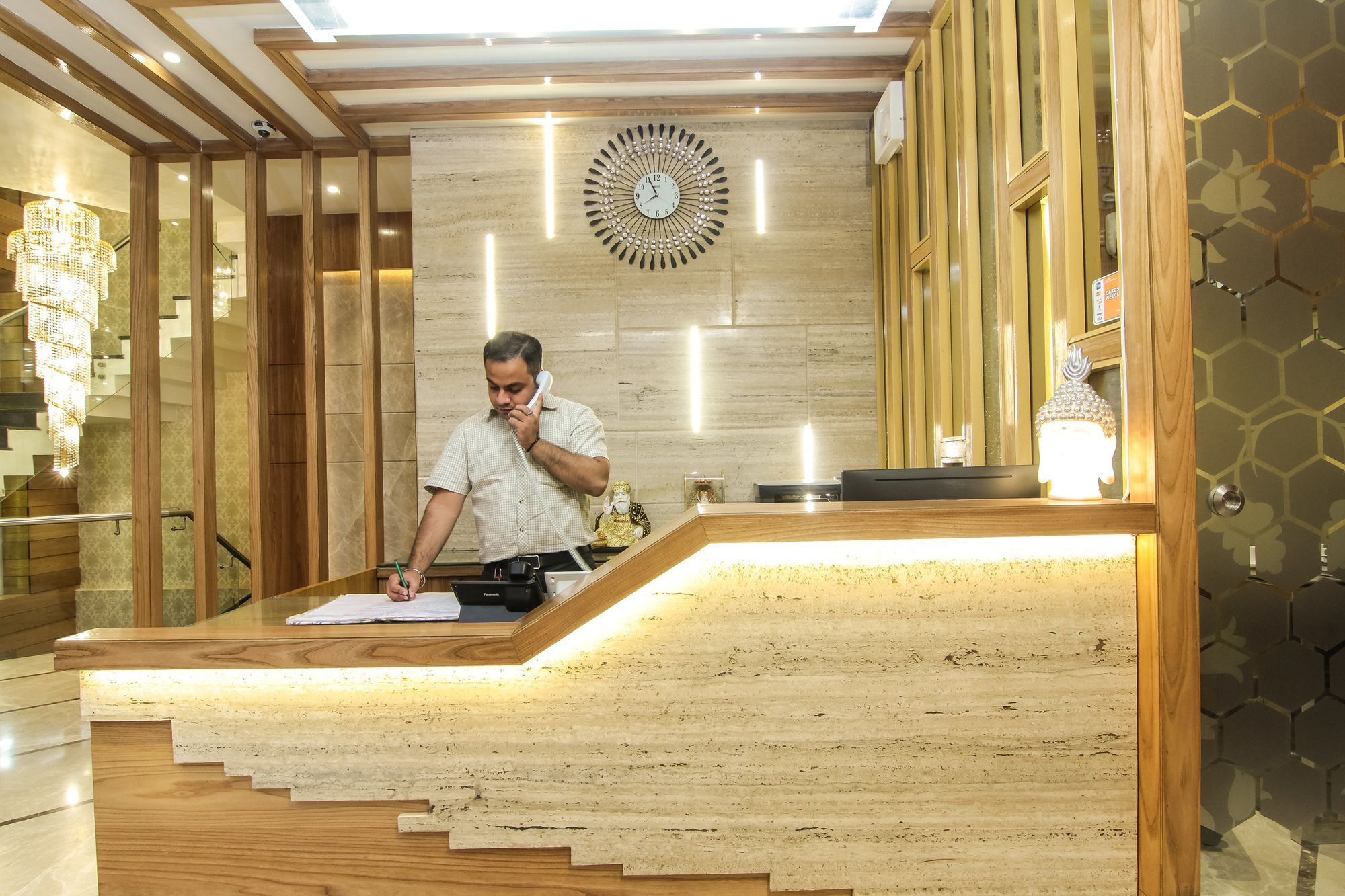 Hotel Gurveer Royal Lucknow Bagian luar foto