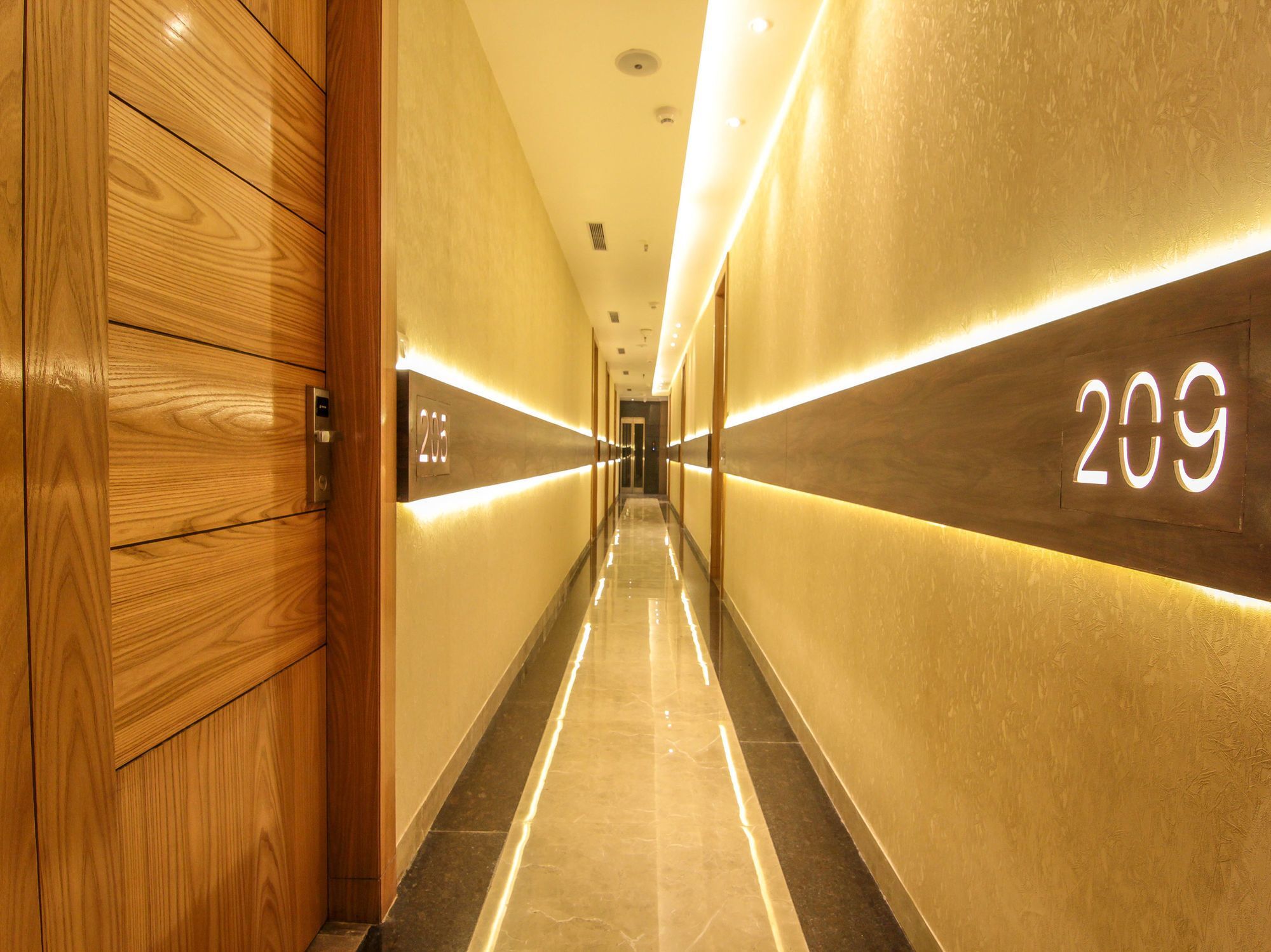 Hotel Gurveer Royal Lucknow Bagian luar foto